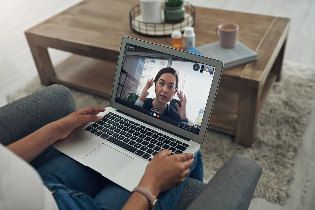 Pessoa em sessão de terapia on-line por videochamada em um notebook